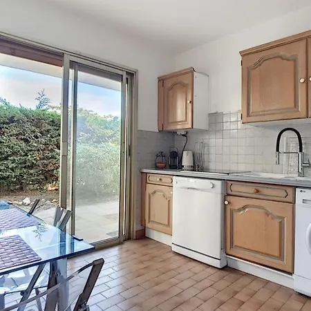 公寓 Nice With Garden And Pool In
