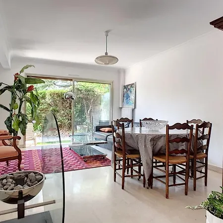 公寓 Nice With Garden And Pool In