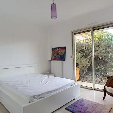 Nice With Garden And Pool In Appartement